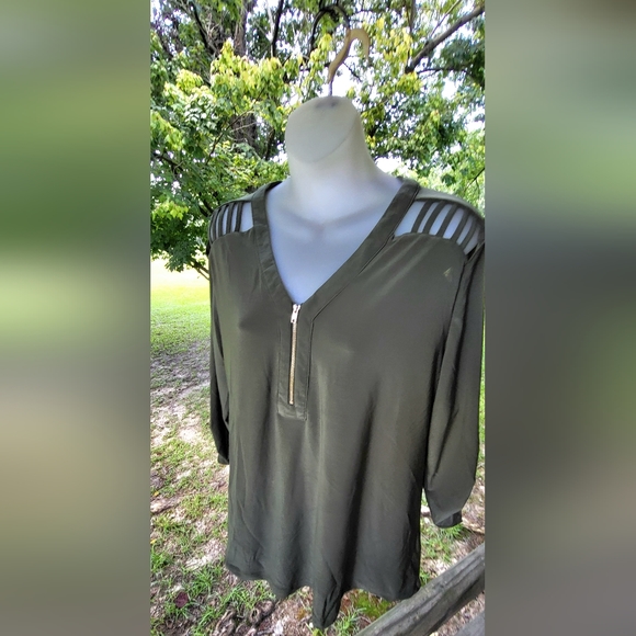 Sweet Wanderer olive Green zip V neck blouse size XL - Picture 6 of 7